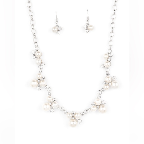 Stunning Pearl & Bling Necklace & Earrings - Picture 2 of 6